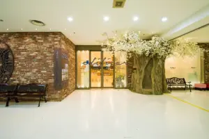 벚꽃나무가 반기는 내추럴 감성 대형 카페 인테리어